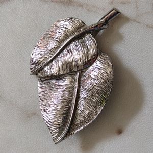 Beautiful silver leafs brooch.